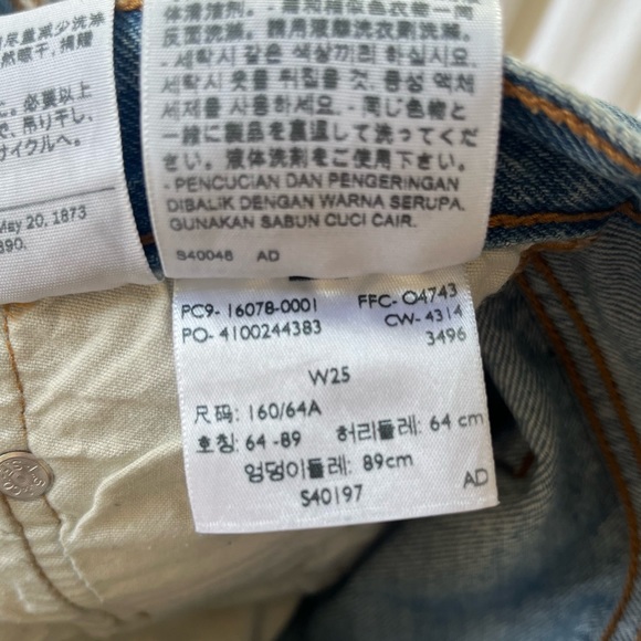 Levi’s Denim Shorts - Picture 4 of 4